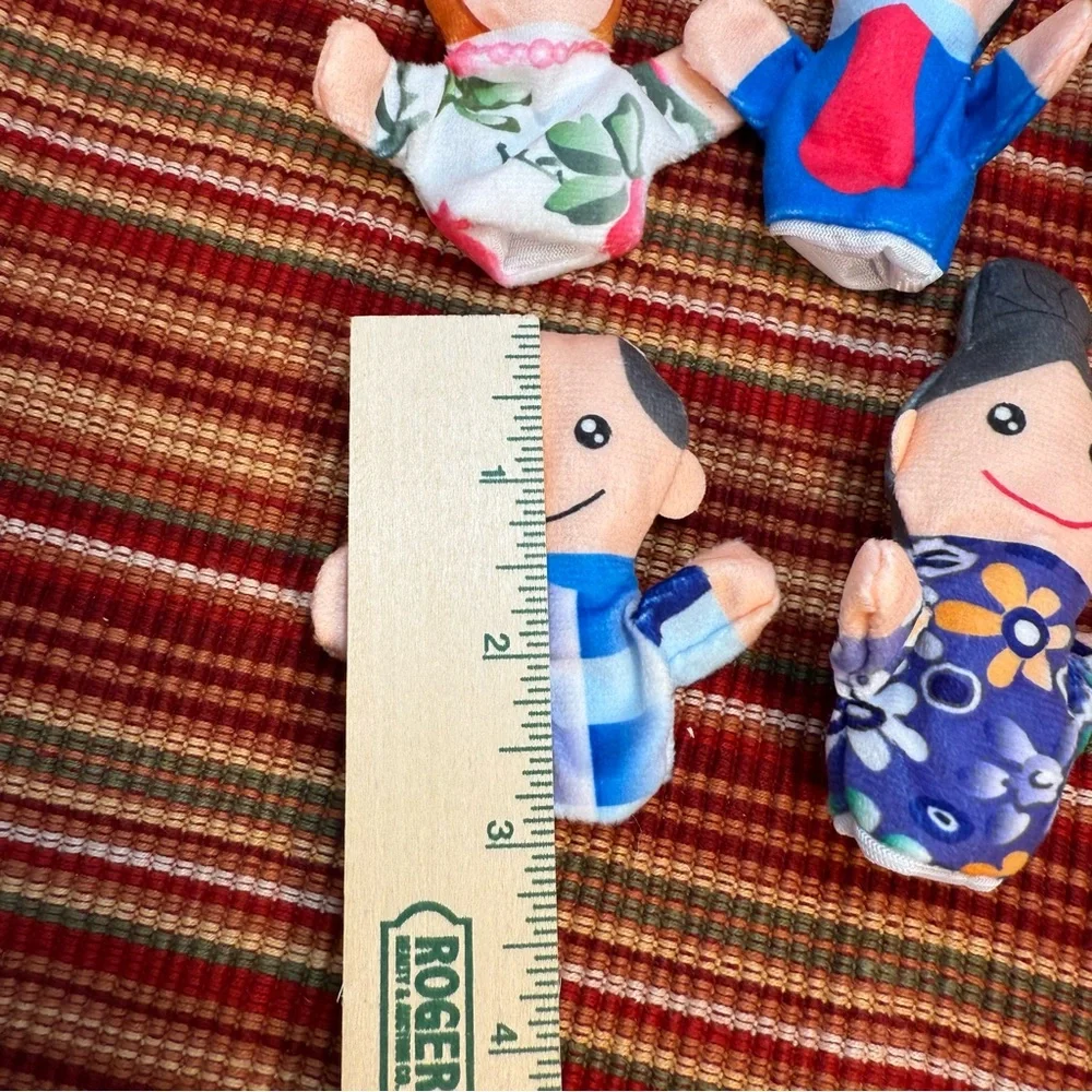 Finger Puppets - Mini Grandparents, Mom & Dad, Brother & Sister - 6 Piece - NWT